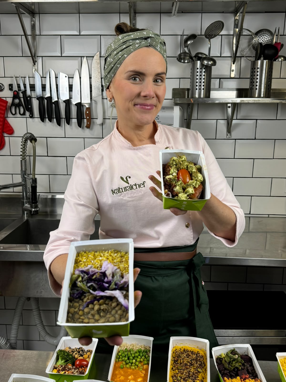 Gabi Paludo na cozinha profissional com marmitas saudáveis